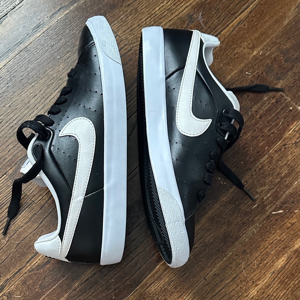 Nike court tour black and white leather shoes 9